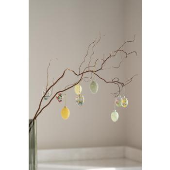 Grener i vase med glassegg i ulikt design