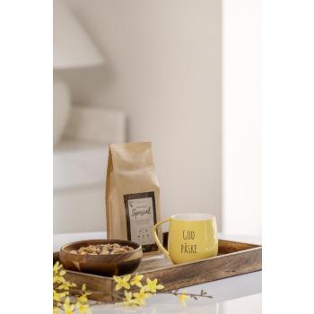 Påskekopp på brett med kaffe og snacks