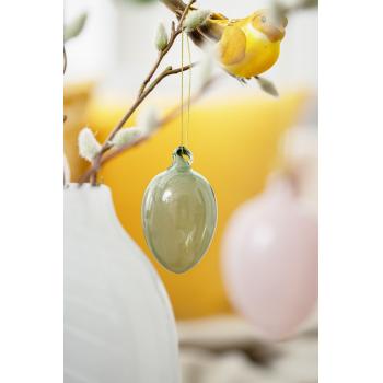 glassegg i delikat grønn på gren gåsunger