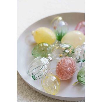 Glassegg med perler rosa på lysfat med et utvalg av glassegg