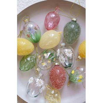 Glassegg med perler grønn på lysfat med et utvalg av glassegg