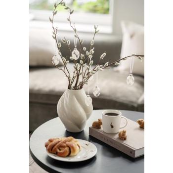 Sofabord med hareservise, kaffe og små kaniner som pynt