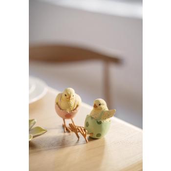 Kylling stående og sittende på bord