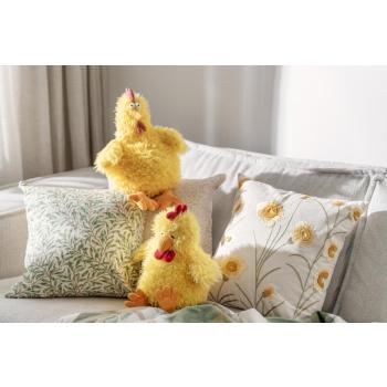 PÅskehøner sittende på puter i sofaen