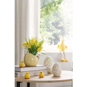 Kyllinger og påskeegg pyntet på et sofabord