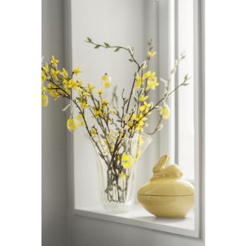 Vase med grenser og glassegg i vinduskarm