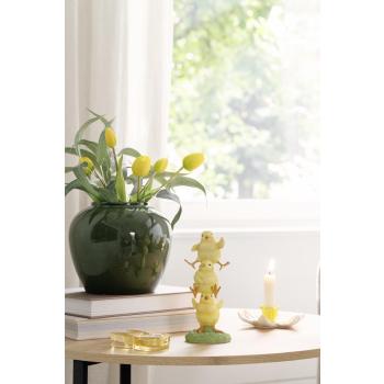 Sofabord styles med vase, tulipaner, lysestaker og en dekorfigur av kyllinger