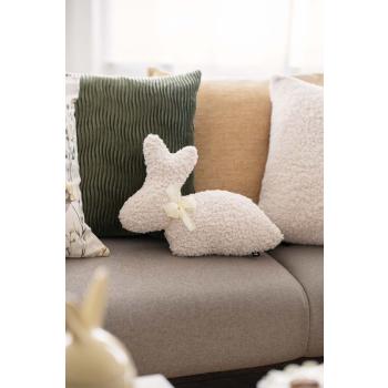 Pute kanin i sofa med putetrekk i gul og grønn