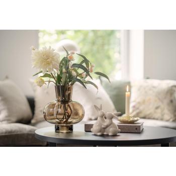 Sofabord med vase, blomster, dekorfigur og lysestake