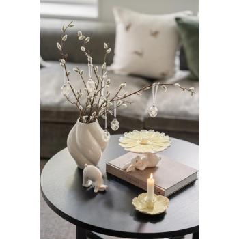 Sofabord pynet med vase med gåseunger, dekorkanin, kaninfat og lysestake