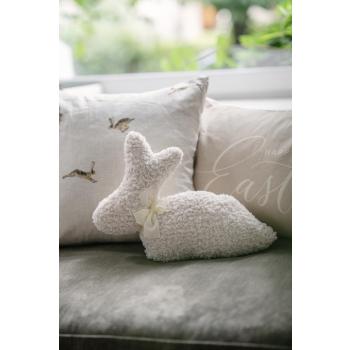 Pute kanin i sofa med putetrekk i beige toner