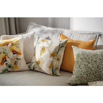 Sofa styles med puter i gule, grønne og hvite toner for et fint påskeuttrykk