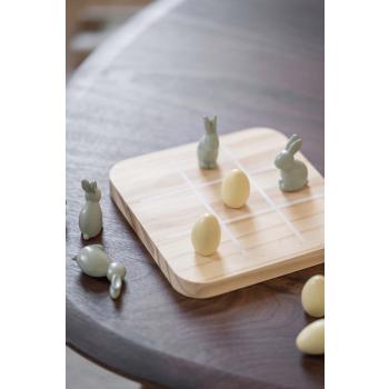 Tre på rad spill med grønne kaniner og gule egg på sofabord