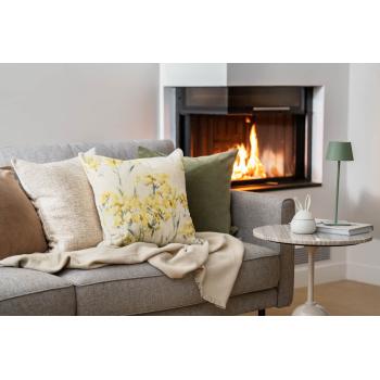 sofakrok foran peis med flammer