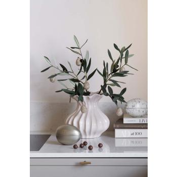 Vase med olivengrener og glitteregg, men påskeegg på kjøkkenbenk