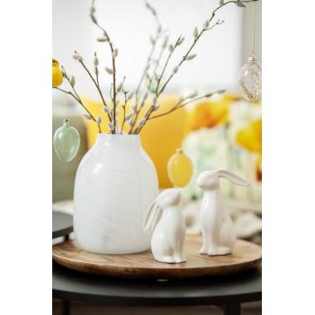 to kaniner i porselen på lysfat med vase og gåsuger