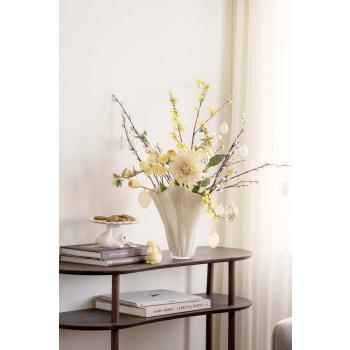 Vase med blomster og dekor på konsollord