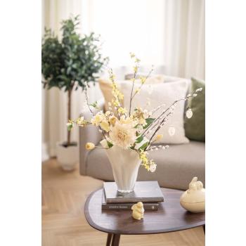 Vase med blomster og dekor på sofabord