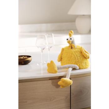 Påskehøne med vinpose sittende på kjøkkenbenk