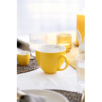 påskekopp milla på dekket bord