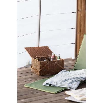 Piknikkurv Melina med drikke stående ute