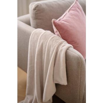 Pledd hengende over sofaarm