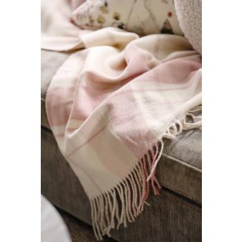 Rosa pledd liggende i sofa