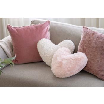 Sofa med mange puter i ulike teksturer i sofa 