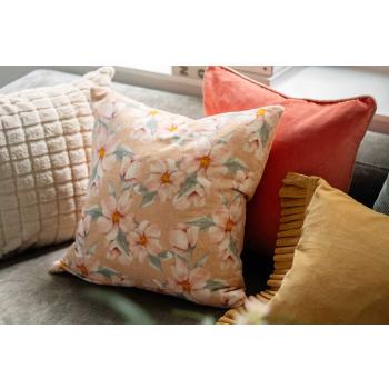 Puter i sofa i rosa, oransje og gule toner