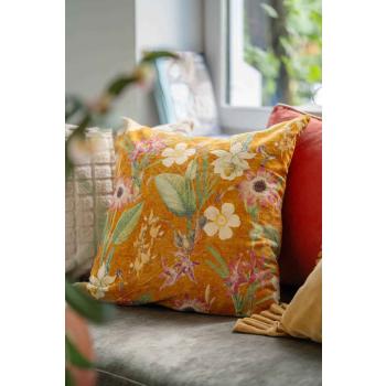 Pute med blomstermotiv i sofa