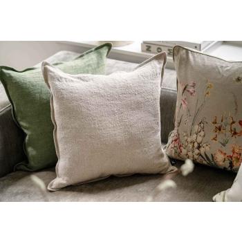 Puter i linmiks i sofahjørne i grønn og beige farge
