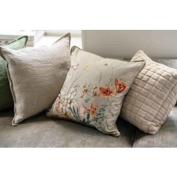 Blomsterpute, linpute og faux fur i sofa