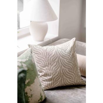 Putetrekk gren brodert grønn i sofa med vårsola som skinner inn