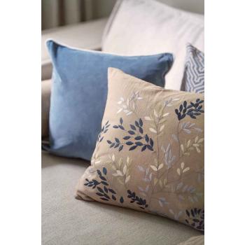 Puter i sofa med broderi og i velur