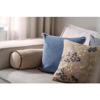 Puter i velur og putetrekk i beige og blå farger