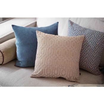 Putetrekk kombinasjon av blå og beige toner i sofa