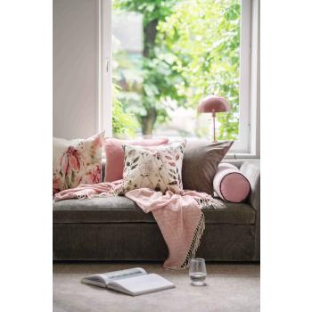 Bordlampe Paris rosa i vinduskarm bak sofa med putetrekk i matchende farger