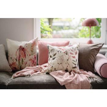 Sofakrok med puter i ulike toner av rosa og beige