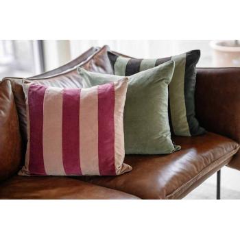 Putetrekk velur striper i sofa med andre putetrekk