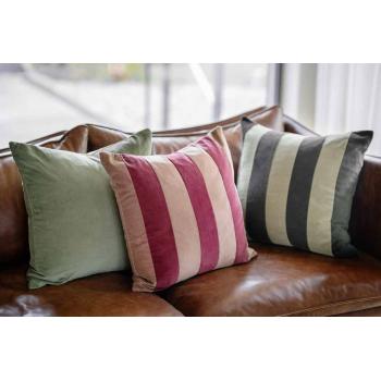 Putetrekk velur striper i sofa med andre putetrekk