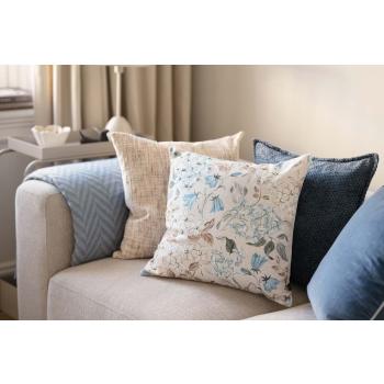 Putetrekk Blåklokke broderi i kombinasjon med andre blå puter i sofa