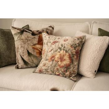 Velurputer med print i sofa