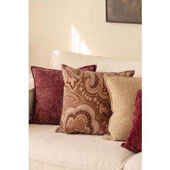 Putetrekk med paisleymønster satt sammen med puter i beige og burgunder