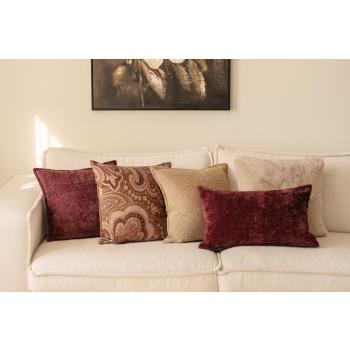 Putekombinasjon av puter i fargene beige, brun og burgunder