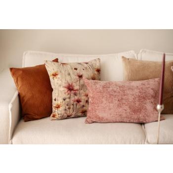 Rosa og blomsterpute med velurputer i beige og rust i sofa