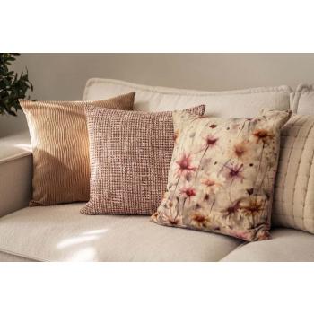 Putetrekk i beige satt sammen med puter i rosa og blosmterprint