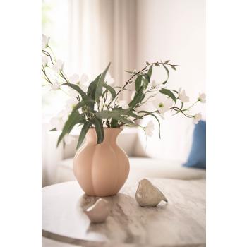 Dekorfugler og vase på sofabord