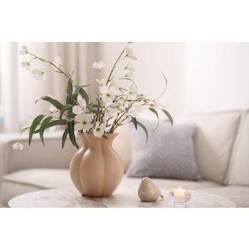 Vase med stor bukett på sofabord