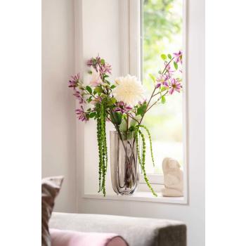 Vase Harley i vinduskarm med blomster og en dekorfigur