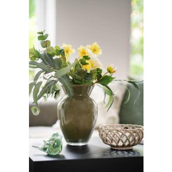 Vase med blomster på sofabord med dekor skål og glassfigur